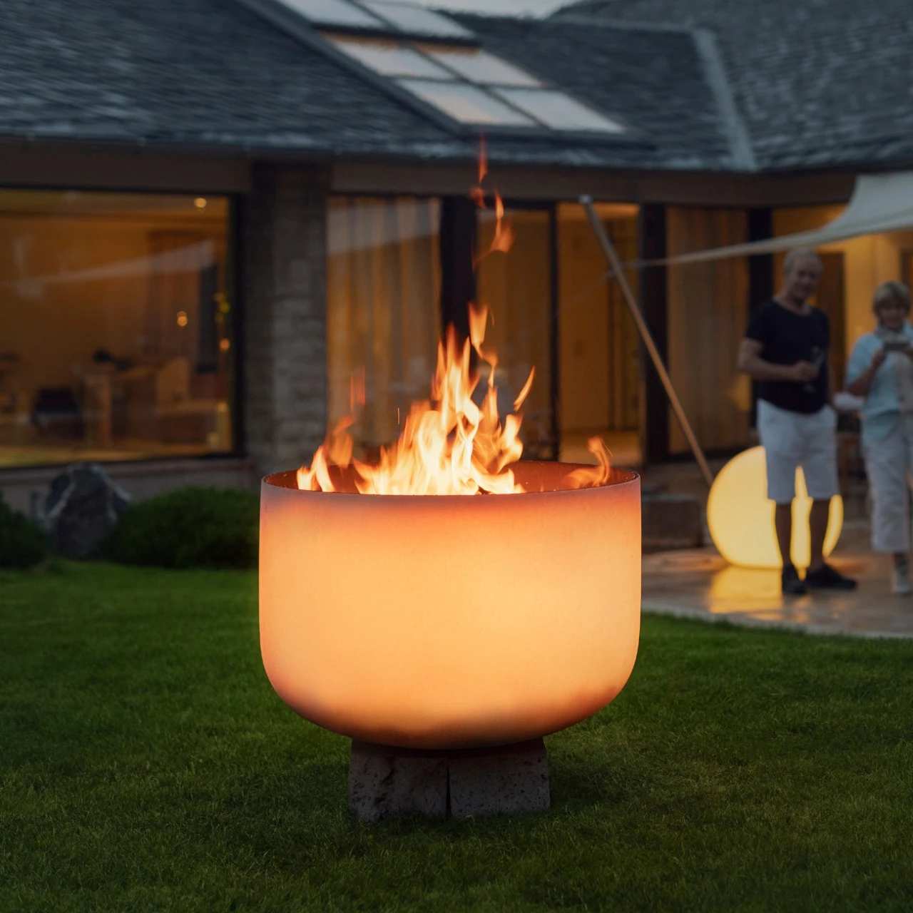 QFlame Quarzglas Feuerschale Gartenkamin Mit Beton Sockel – Bild 4